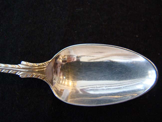 An exceptionally fine and rare set of 12 English 18th century sterling silver teaspoons circa 1775-1785 — image 4